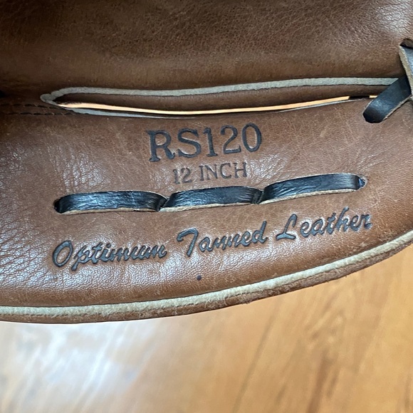 Rawlings Leather Glove with Black and Gold Details - Picture 2 of 3